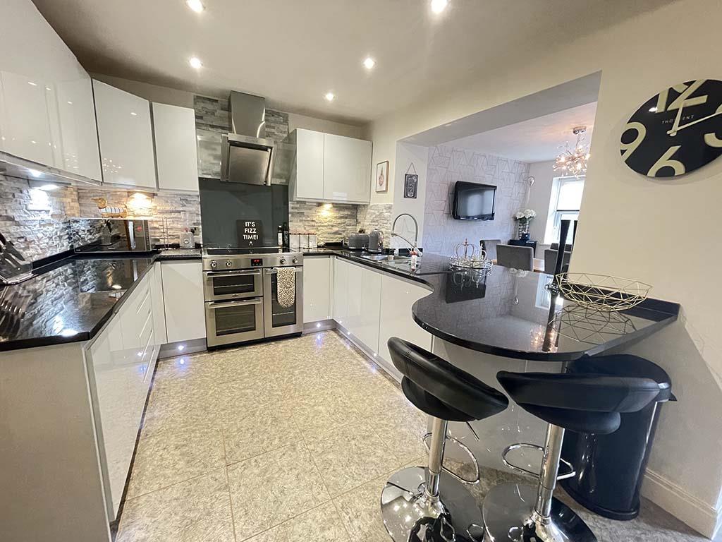 5 bedroom detached house For Sale in Steeton - Open Plan Living Dining Kitchen